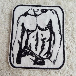 Puede incluir: Parche bordado en blanco y negro de un torso musculoso con un six-pack definido.