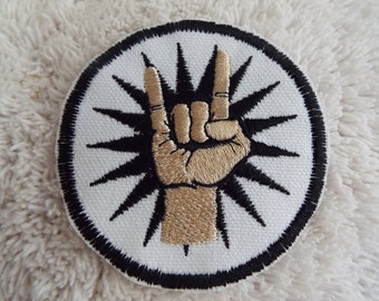 Parche termoadhesivo bordado con la palabra Rock on Hand
