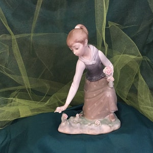 Lladró “Girl Gathering Flowers” #1172, Bellflower No.One, 1971.  Sculpture by Vicente Martinez. In Mint Condition. Pre-Owned.