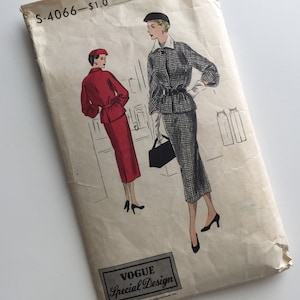 Pode incluir: Padrão de costura vintage Vogue Special Design, número S-4066, para um fato de duas peças com casaco e saia. O padrão apresenta duas mulheres vestindo o fato em preto e branco e vermelho.