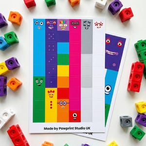 Puede incluir: Juego de juguetes educativos coloridos con bloques de números y tarjetas. Los bloques son de varios colores, incluyendo rojo, verde, azul, naranja y amarillo. Las tarjetas muestran números y caras de dibujos animados. El texto "Made by Pawprint Studio UK" es visible.