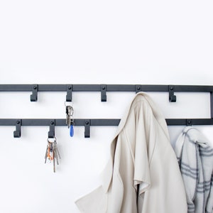Pasillo de metal montaje en pared ganchos para abrigos Estantes flotantes industriales Toallero de entrada Muebles de armario negro Organizador de llaves de pared regalos imagen 5