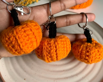 Llavero de calabaza de ganchillo - Llavero de calabaza - Llavero de Halloween - Mini calabaza de ganchillo - Llavero de calabaza