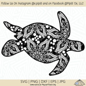 Puede incluir: Silueta en blanco y negro de una tortuga con un diseño de mandala detallado. La tortuga está mirando hacia la derecha y tiene un cuello y una cola largos. El diseño es intrincado e incluye hojas, flores y círculos.
