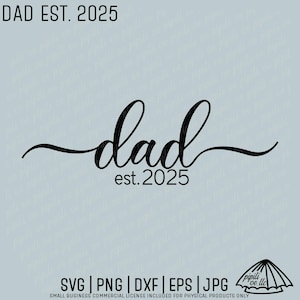 Op de afbeelding: Zwart grafisch ontwerp met het woord "dad" in een cursief lettertype, met "est. 2025" eronder. De tekst "DAD EST. 2025" staat boven het woord "dad". De afbeelding bevat bestandstype-opties: SVG, PNG, DXF, EPS en JPG.