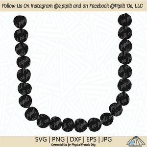 以下が含まれることがあります： 丸いビーズでできたネックレスの白黒イラスト。ビーズはU字型に配置されています。画像の上部には「Follow Us On Instagram @e.pipili and on Facebook @Pipili 'Oe, LLC」というテキストがあります。画像の下部には「SVG | PNG | DXF | EPS | JPG」というテキストがあります。