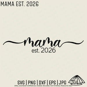 Peut inclure: Un design numérique avec le mot "Mama" en écriture cursive, et "est. 2026" en dessous. Le design comprend des options de format de fichier : SVG, PNG, DXF, EPS et JPG. Le texte "MAMA EST. 2026" est en haut.