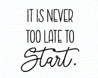 Op de afbeelding: Zwart-witte tekstafbeelding met de tekst "Het is nooit te laat om te beginnen." De tekst is in een handschriftlijk lettertype. De afbeelding is op een witte achtergrond met een subtiel sterpatroon.