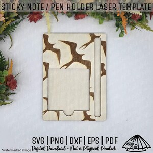 Könnte beinhalten: Eine Holz-Laservorlage für einen Haftnotiz- und Stifthalter. Das Design hat eine rechteckige Form mit einem Ausschnitt für einen Notizblock und einem Schlitz für einen Stift. Die Vorlage hat ein braunes Muster. Der Text "STICKY NOTE / PEN HOLDER LASER TEMPLATE" steht oben.