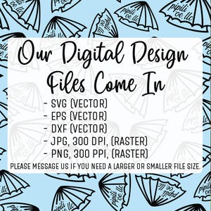 K&ouml;nnte beinhalten: Ein wei&szlig;er Hintergrund mit einem schwarz-wei&szlig;en Muster aus Regenschirmen. Der Text "Our Digital Design Files Come In" ist in schwarzer Schrift. Unter dem Text befindet sich eine Liste von Dateitypen: SVG (VECTOR), EPS (VECTOR), DXF (VECTOR), JPG, 300 DPI, (RASTER), PNG, 300 PPI, (RASTER). Der Text "PLEASE MESSAGE US IF YOU NEED A LARGER OR SMALLER FILE SIZE." ist in schwarzer Schrift am unteren Rand des Bildes.
