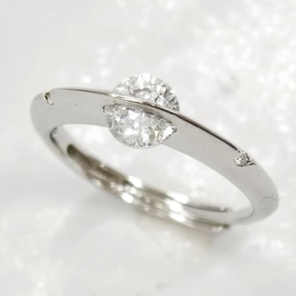 Anillo giratorio de cristal flotante en sujetadores chapados en plata, joyería minimalista antiestrés.