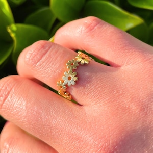 Daisy Flower Ring: 18K Gold Plated Stainless Steel Floral Ring