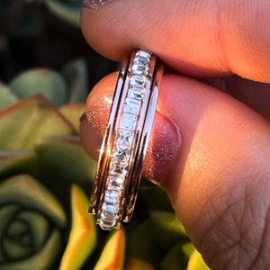 Anillo giratorio de oro rosa con cristales, anillo giratorio de oro rosa brillante, anillo giratorio de oro rosa con piedras preciosas, anillo giratorio de oro rosa brillante.