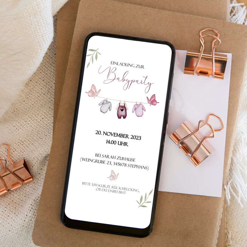 May include: A digital invitation for a baby party with a pink and gray color scheme. The invitation features a line of clothes hanging on a clothesline with butterflies flying around them. The text on the invitation reads "Einladung zur Babyparty" (Invitation to a Baby Party), "20. November 2023", "14.00 Uhr", "Bei Sarah Zuhause", "(Weingrube 23, 345678 Stephans)", and "Bitte um kurze R&uuml;ckmeldung, ob du dabei bist!" (Please let me know if you can make it!).