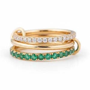 Op de afbeelding: Een set van drie keramische mokken met een gespikkelde, matte afwerking. De mokken zijn in crème, lichtgrijs en donkergrijs. Elke mok heeft een eenvoudig, minimalistisch ontwerp.