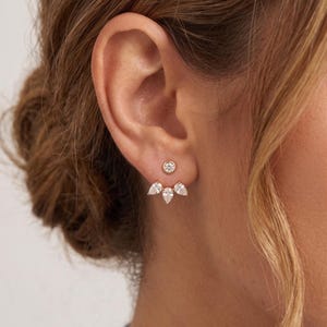 Pendientes de oro de 14 quilates con diamantes cultivados en laboratorio en forma de pera.