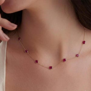 Collar con rubí de laboratorio engastado en bisel en oro de 10 quilates/14 quilates, delicado collar tipo gargantilla con cadena en capas, corte a medida, piedra natal de julio, regalo para ella