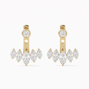 Può includere: Un paio di orecchini d'oro dal design unico. Ogni orecchino presenta un piccolo diamante rotondo in alto, una barra verticale e una fila di cinque diamanti taglio marquise. Gli orecchini sono su sfondo bianco.