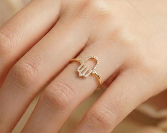 Anillo minimalista de oro de 14 quilates con diamantes pavé y forma de mano de Hamsa. Anillo de protección de la suerte. Joyería fina para mujer.