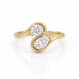14K gouden Toi Et Moi-peer en ronde lab-gegroeide diamanten ring, minimalistische twee stenen verlovingsring, gebogen golfband, moderne solitaire ring