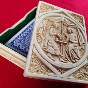 Scatola per carte - Design medievale del XIV secolo - Avorio finto - Opzioni di colore foderate in feltro - Adatto per carte da gioco, biglietti da visita e CCG TCG MTG
