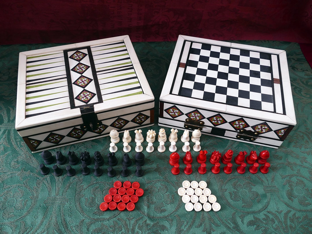 15 世紀イタリア製チェスとバックギャモンの箱のレプリカ、駒とシルク