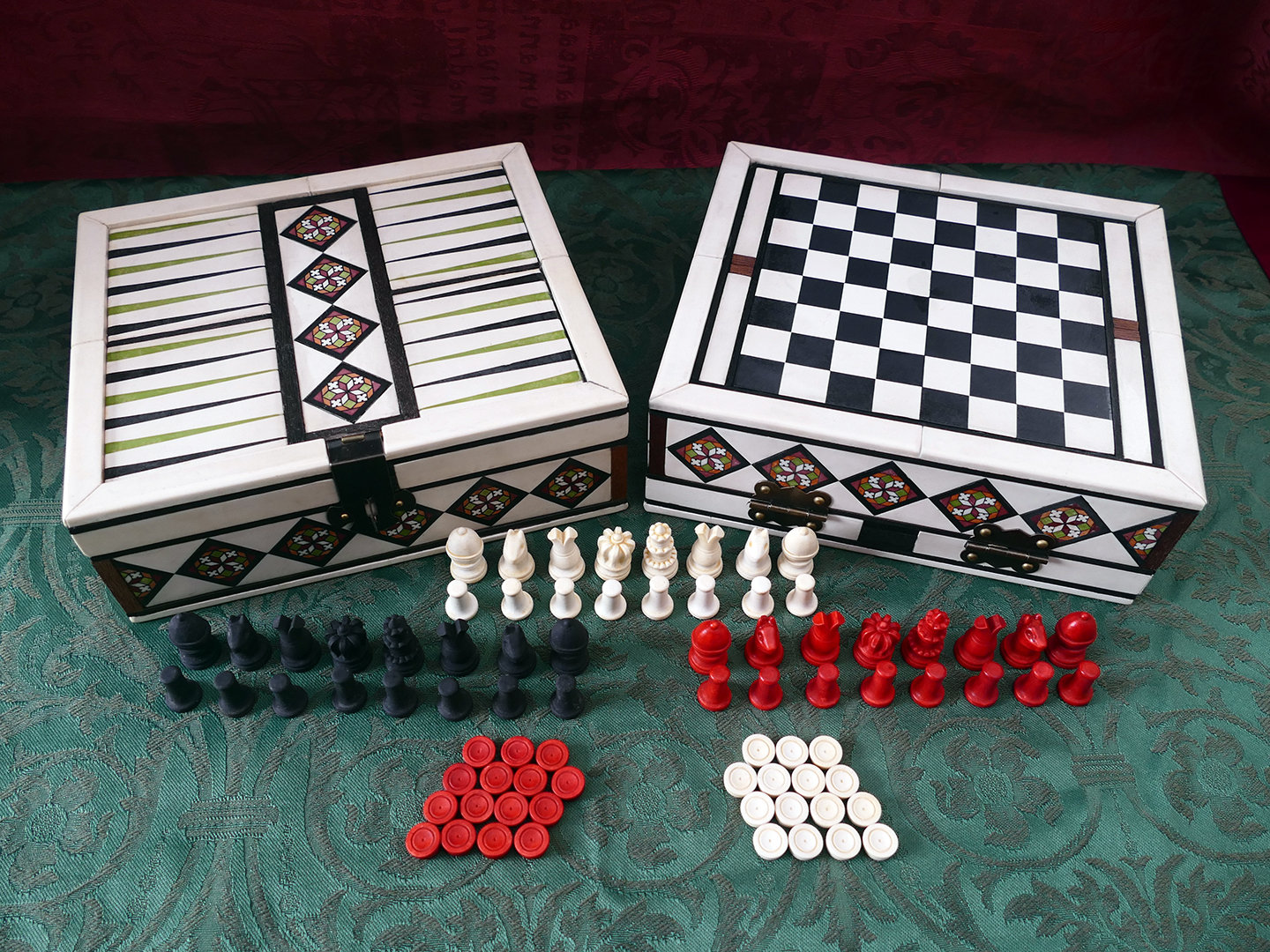 レミーマルタン　ゲーム　バックギャモン　チェス　ドミノ　チェッカーズ　新品未使用 15 世紀イタリア製チェスとバックギャモンの箱のレプリカ、駒とシルク