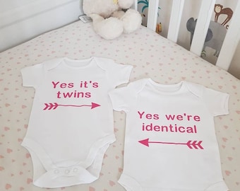 Tvillingkläder, tvillingsamfund, tvillingbabypresent, tvillingvästar, tvillingbabypresentset, babykläder för tvillingar, kläder för nyfödda tvillingar, identiska tvillingar,