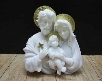 Escultura artesanal de alabastro de la Sagrada Familia: Estatua religiosa blanca y dorada.