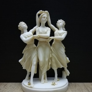 Standbeeld van de drie gratiën: handgemaakte albasten sculptuur uit de Griekse mythologie