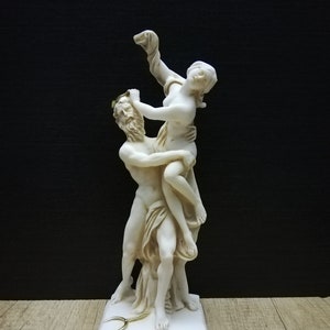 Könnte beinhalten: Weiße Marmorstatue eines Mannes und einer Frau, die sich umarmen. Der Mann hält einen Dreizack in der Hand. Die Statue steht auf einem weißen Sockel.