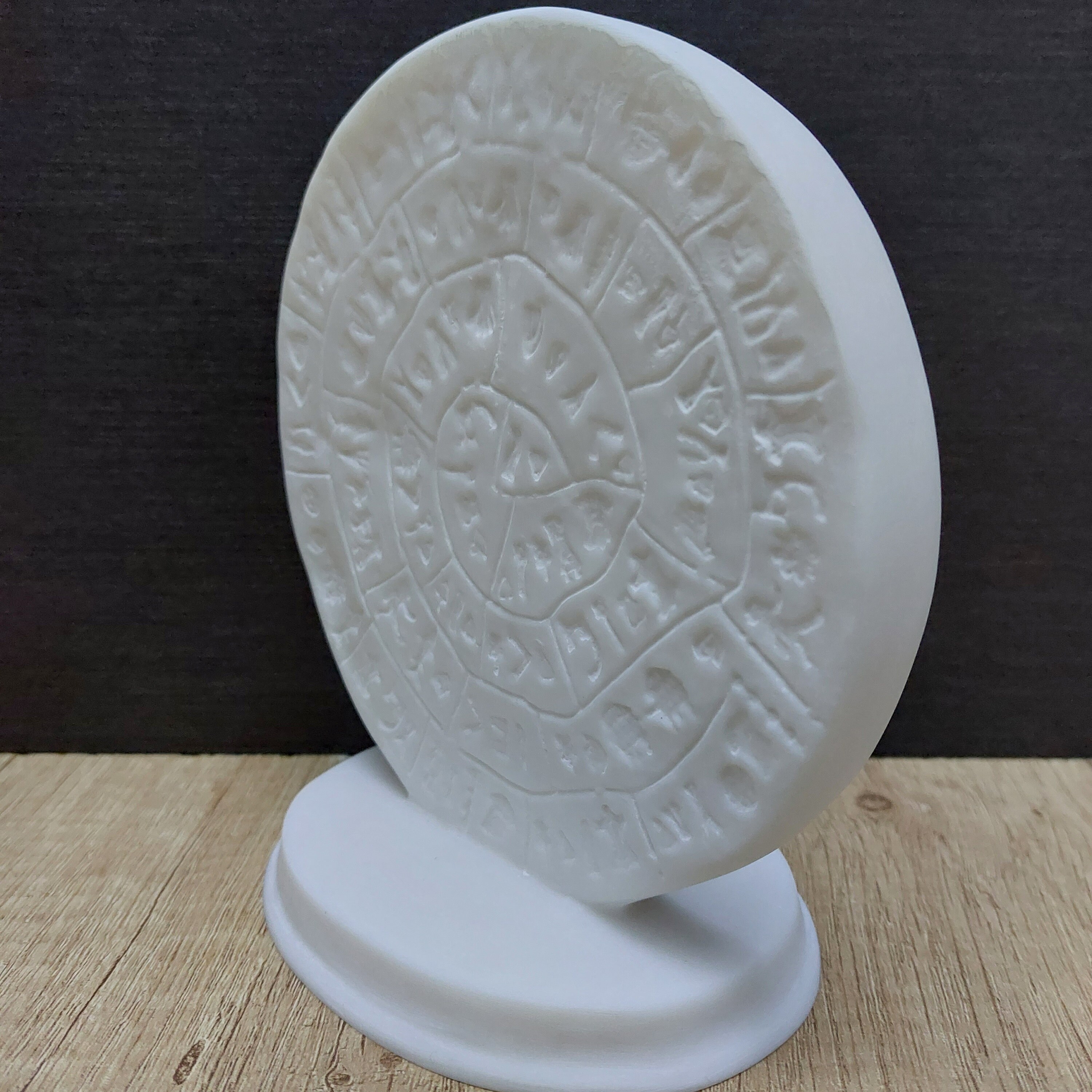 手作りアラバスター製ファイストス円盤像：古代ミノア文明のクレタ島
