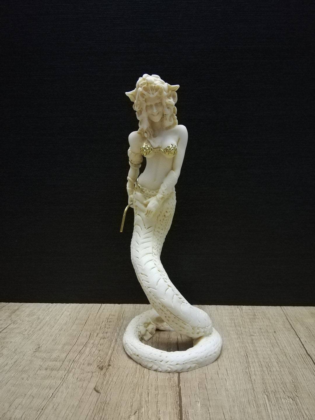 アラバスター　子供の彫刻 約15cm 手作りアラバスター製メデューサ彫刻：ギリシャ神話の芸術 - Etsy 日本