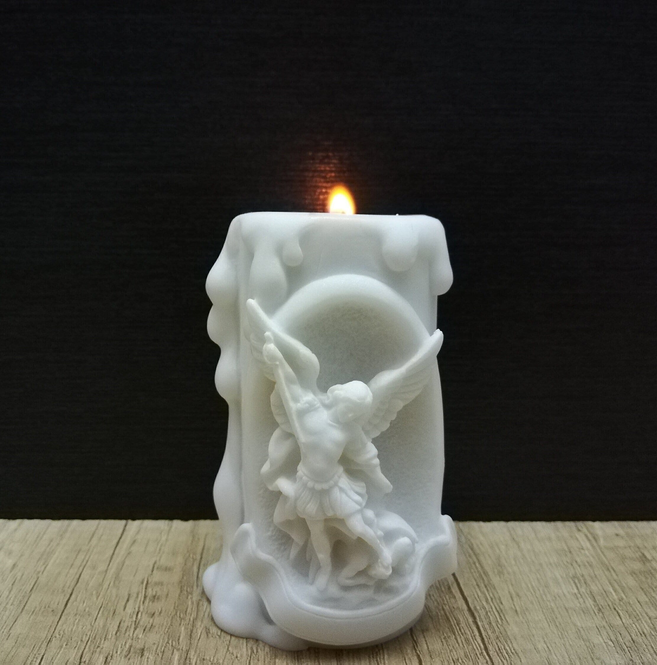 手作りの大天使ミカエルのキャンドルホルダー：白大理石アラバスター像 