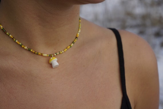 Perlenkette mit Pilz-Anhänger, mushroom choker, mushroom necklace
