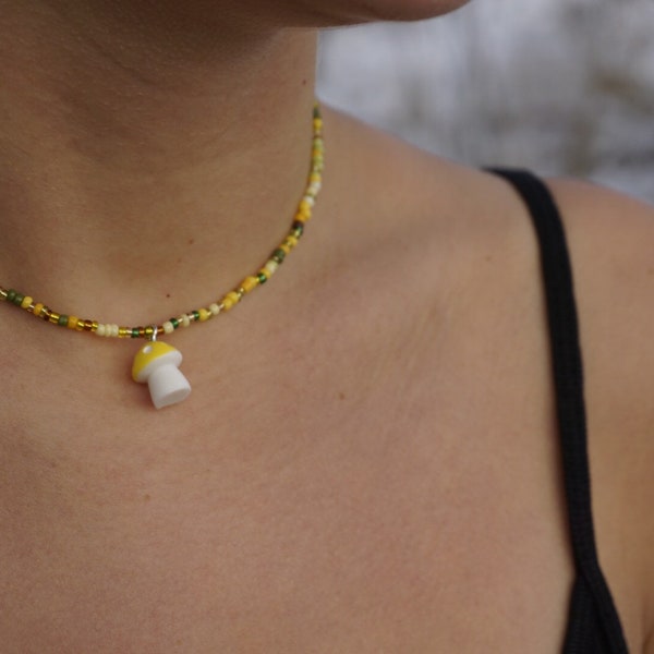 Perlenkette mit Pilz-Anhänger, mushroom choker, mushroom necklace