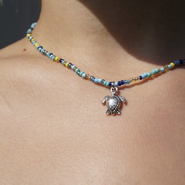 Perlenkette mit Schildkröten-Anhänger, turtle choker, turtle necklace