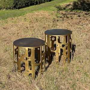 Mid Century Modern Brutalist Hollywood Regency Paar vergoldete Metall-Beistelltische