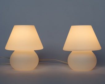 1 di 2 lampade da tavolo vintage a forma di fungo in vetro opalino, anni '80