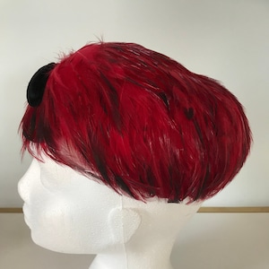 Jacoll 1960s Cappello piuma piena rossa e nera; Glamour vintage; Copricapo favoloso, cappello con cappuccio di piume, cappello da costume da donna