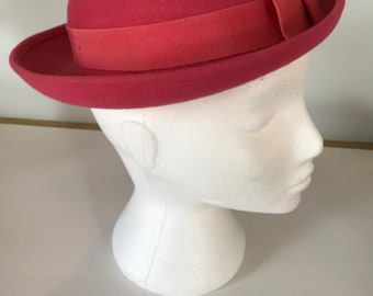 1950s vintage headpiece; very pretty pink hat with ribbon decoration