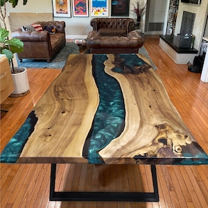 Epoxy eettafel, epoxy eettafel, houten epoxy eetkamertafel, tafelblad en poten van epoxyhars met live rand, tafelblad en poten van hout en epoxy River