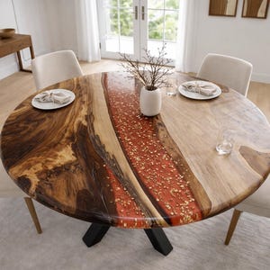 Könnte beinhalten: Runder Esstisch aus Holz mit einem zentralen Einsatz aus rotem und goldenem Harz. Vier beige gepolsterte Stühle umgeben den Tisch. Der Durchmesser des Tisches beträgt ca. 152 cm.