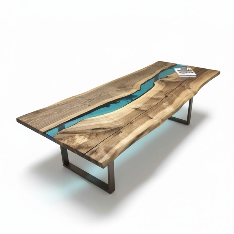 Puede incluir: Una mesa de comedor rectangular de madera con borde natural y un dise&ntilde;o de r&iacute;o central hecho de resina turquesa transl&uacute;cida. La mesa se apoya en dos patas de metal oscuro en forma de U y tiene un peque&ntilde;o libro blanco sobre la superficie.