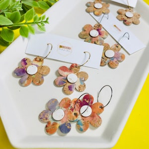 Daisy Hoop Earrings, Daisy Flower Hoops, Retro Flower Earrings, Flower Dangles, Spring Daisy Earrings