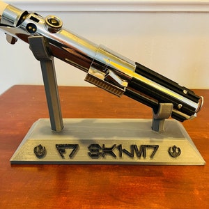 Lichtschwert Ständer Personalisiert Aurebesh (Star Wars) - Kostenloser Versand