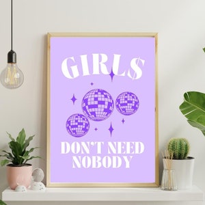 Puede incluir: Impresi&oacute;n morada y blanca con el texto "Girls Don't Need Nobody" y tres bolas de discoteca moradas sobre un fondo morado claro.