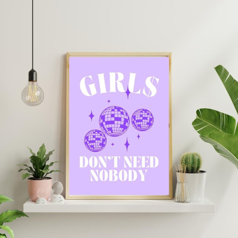 Puede incluir: Impresi&oacute;n morada y blanca con el texto "Girls Don't Need Nobody" y tres bolas de discoteca moradas sobre un fondo morado claro.