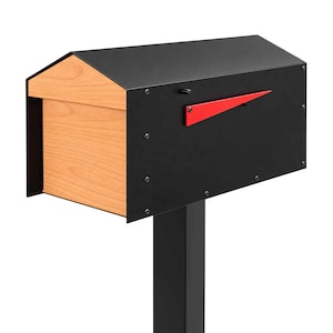 Peut inclure: Une bo&icirc;te aux lettres avec un ext&eacute;rieur en m&eacute;tal noir mat, un toit en pignon et un panneau avant en bois clair. Un drapeau de signalisation triangulaire rouge vif est fix&eacute; sur le c&ocirc;t&eacute;, maintenu par des vis noires visibles sur le cadre.