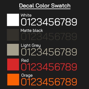 Peut inclure: Un nuancier de couleurs pour autocollants sur fond noir avec le titre Decal Color Swatch. Il pr&eacute;sente cinq carr&eacute;s de couleur : blanc, noir mat, gris clair, rouge et orange, chacun associ&eacute; &agrave; la s&eacute;quence num&eacute;rique correspondante 0123456789.